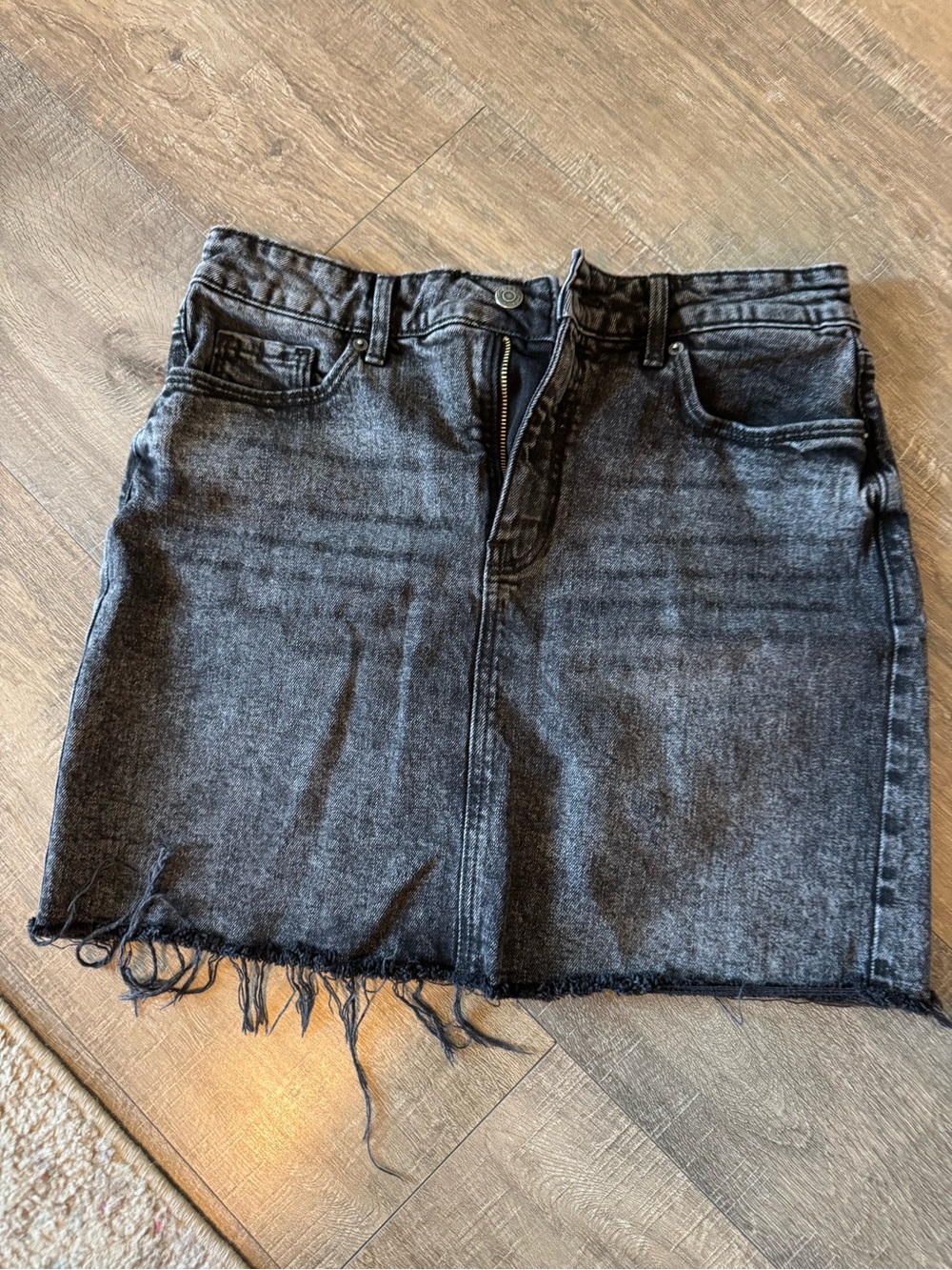 Old Navy Charcoal Black Denim Mini Skirt with Frayed Hem size 8